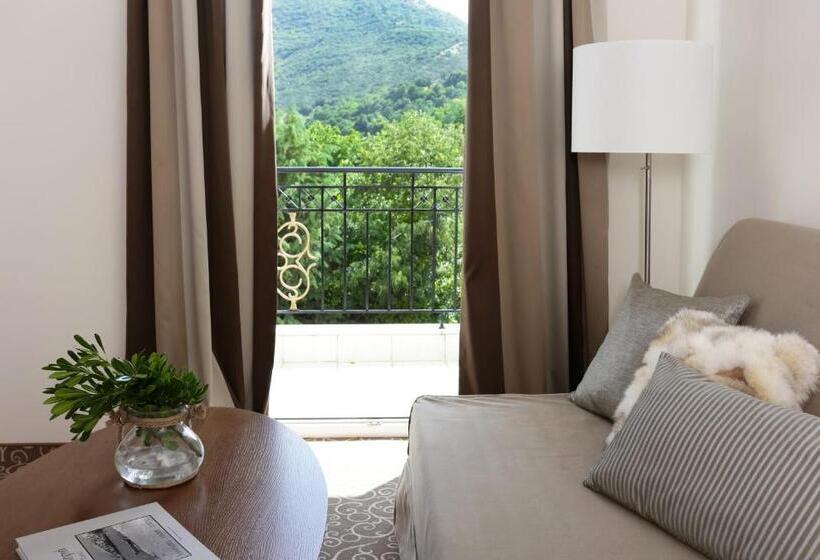 חדר משפחתי, Chloe Luxury