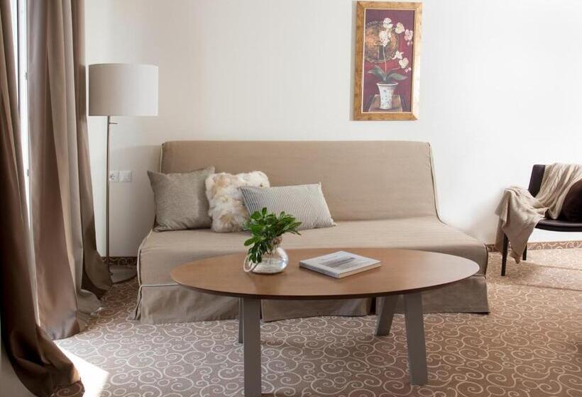 חדר משפחתי, Chloe Luxury