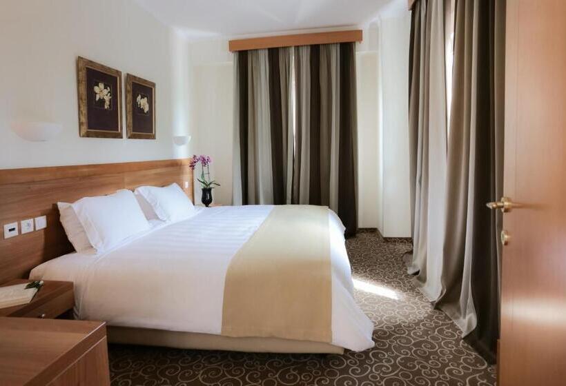 חדר משפחתי, Chloe Luxury