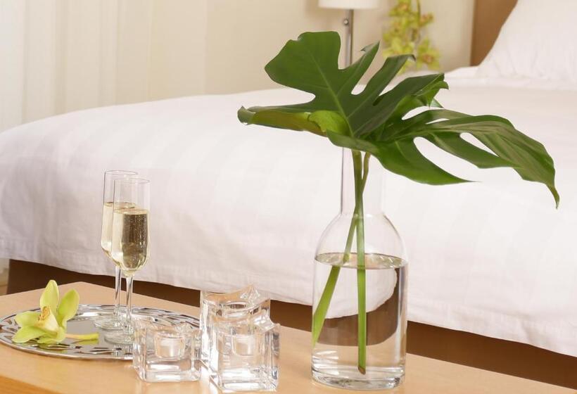 Superior room with lake view, Chloe Luxury