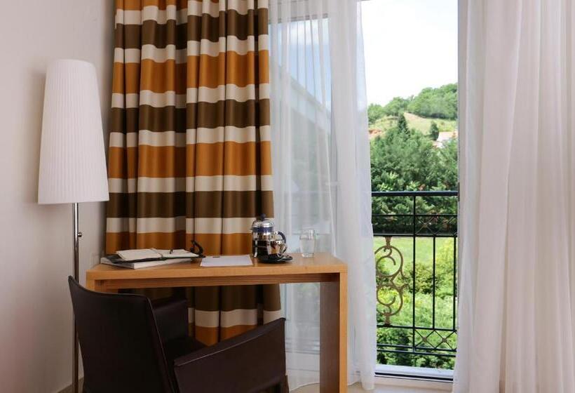 סוויטת ג'וניור נוף לגינה, Chloe Luxury