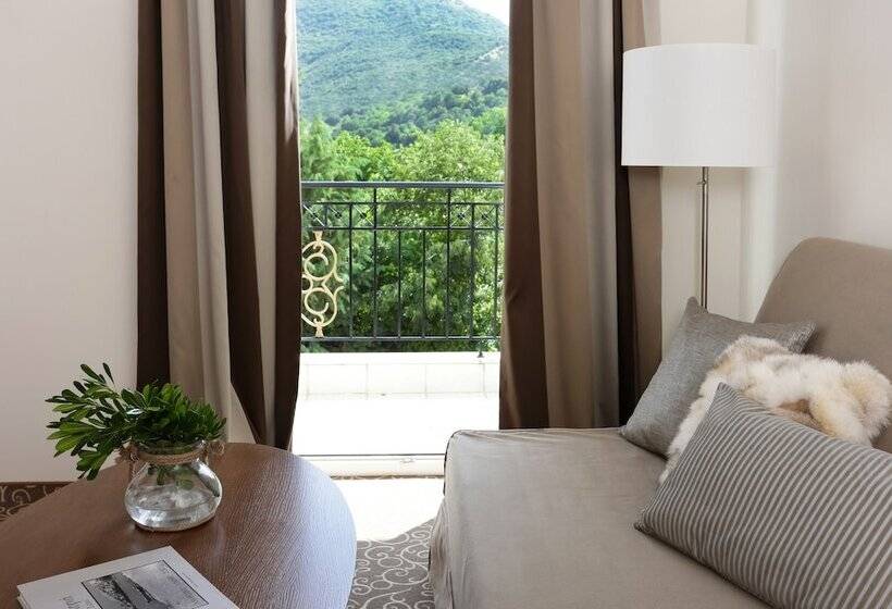 חדר משפחתי, Chloe Luxury