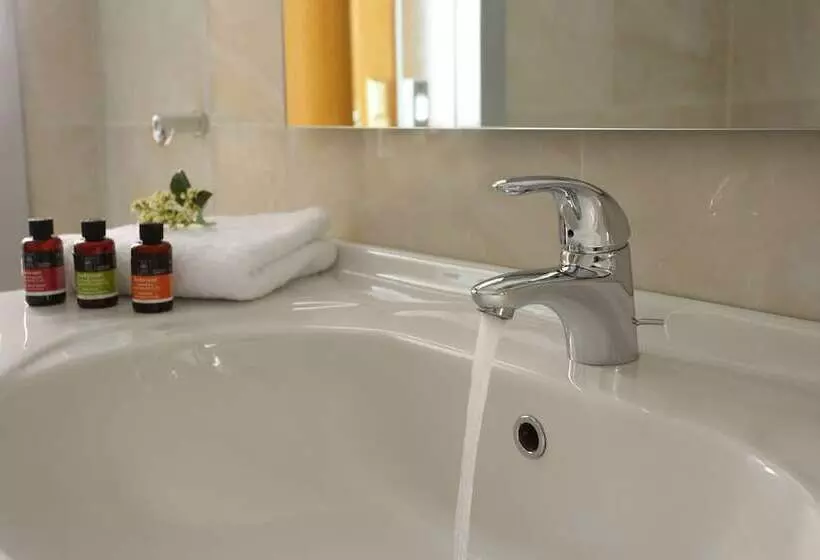 اتاق خانوادگی, Chloe Luxury