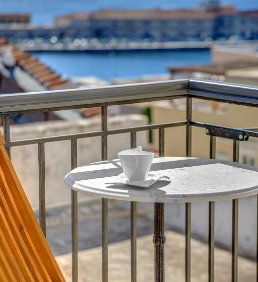 اتاق لوکس با بالکن و چشمانداز دریا, Ethrion