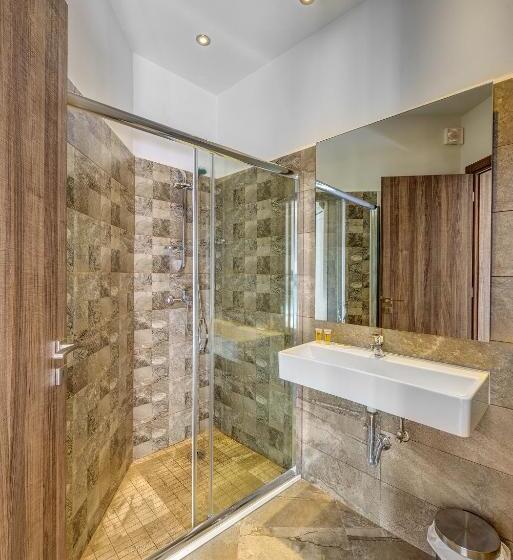 اتاق لوکس با بالکن و چشمانداز دریا, Ethrion