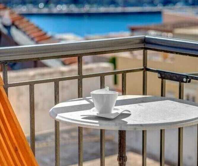 اتاق لوکس با بالکن و چشمانداز دریا, Ethrion