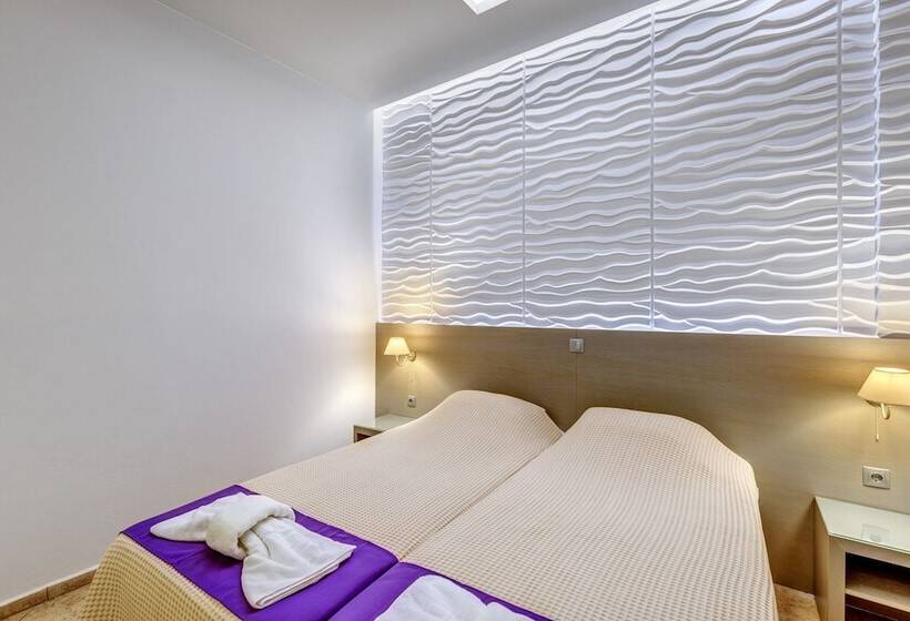 اتاق لوکس با بالکن و چشمانداز دریا, Ethrion