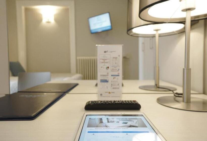 آپارتمان یک خوابه با دری مشترک که هال را جدا می کند., Nuovo Albergo Centro