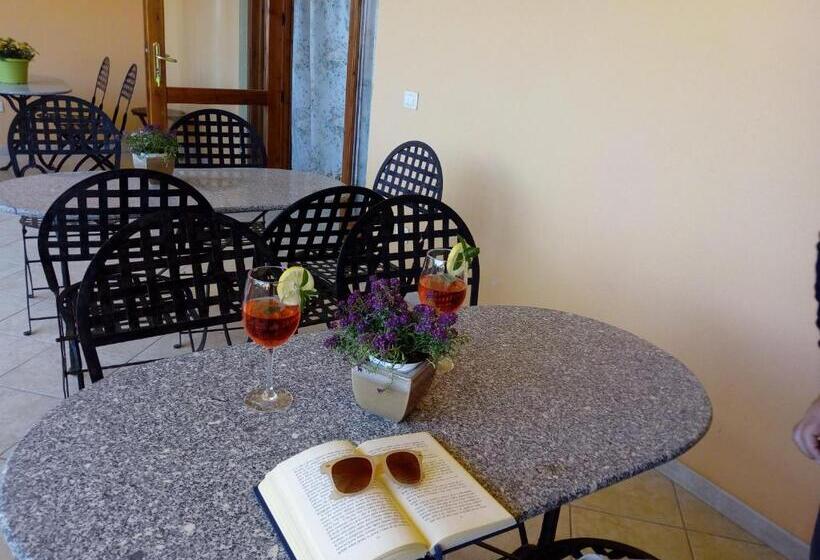 חדר סטנדרט לשלושה, Velasole