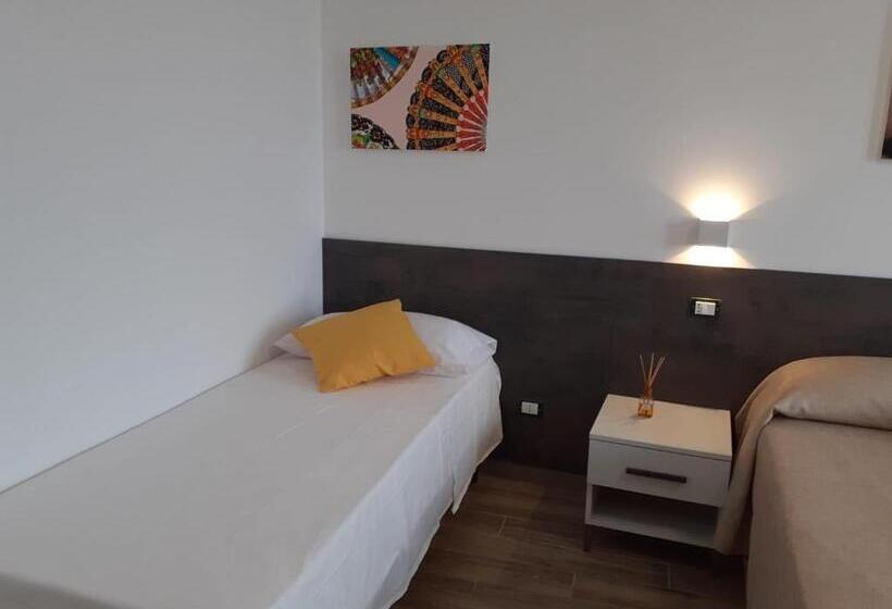 غرفة قياسية ثلاثية مزودة بشرفة, Camere Stella Del Sud Makari