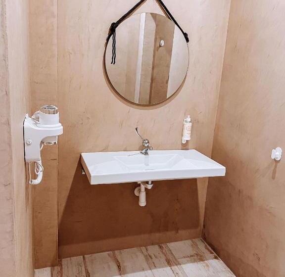 اتاق استاندارد برای معلولان, Captain Cook Ahoy