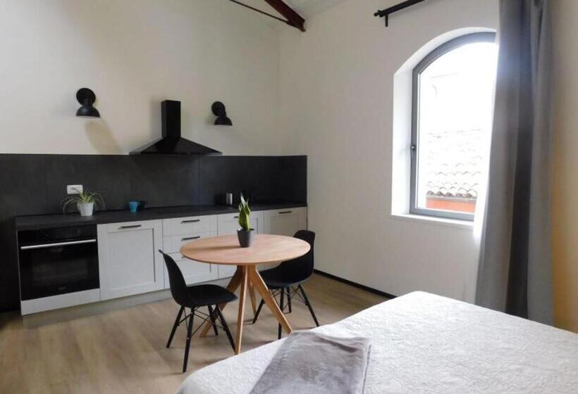 استودیوی استاندارد, Piumaviola Beds & Apartments