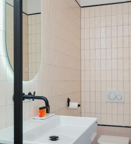 수피리어 스위트, Mr.lewis  Rotterdam