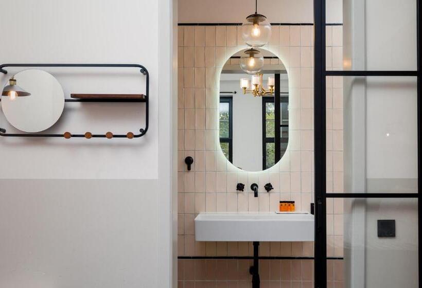 수피리어 스위트, Mr.lewis  Rotterdam