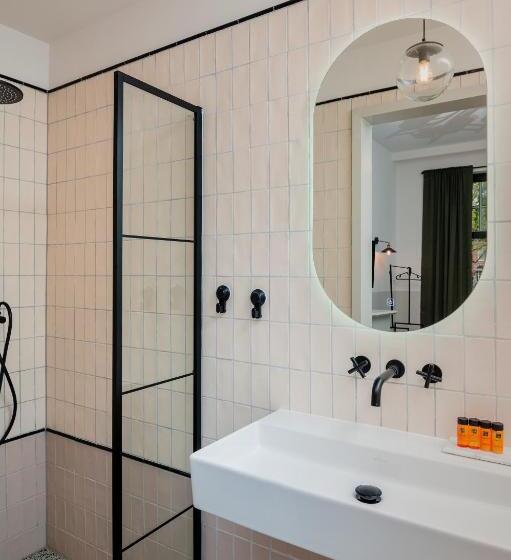 수피리어 스위트, Mr.lewis  Rotterdam