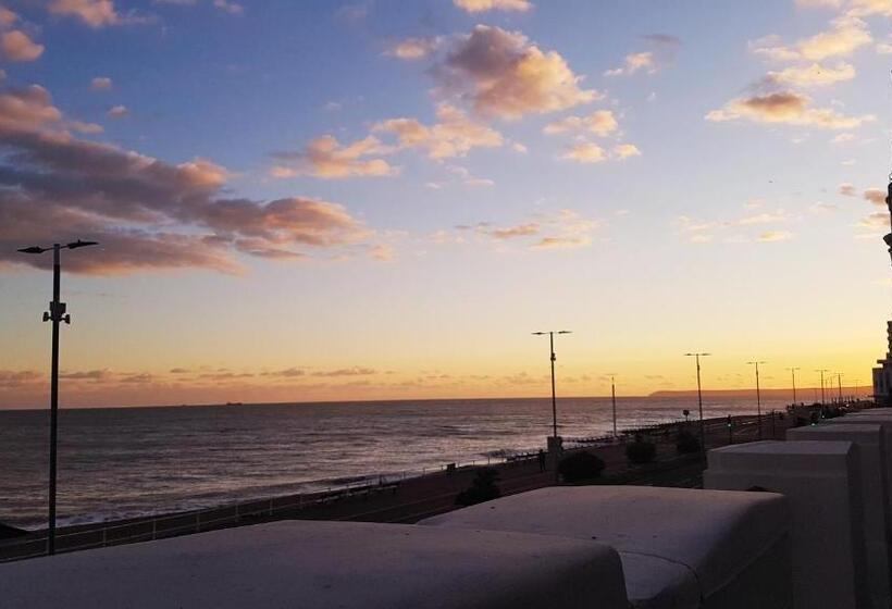 اتاق لوکس با چشم‌انداز دریا, The Bank Hotel & Bistro