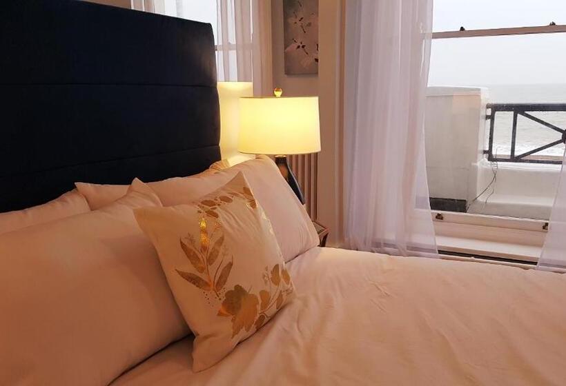 اتاق لوکس با چشم‌انداز دریا, The Bank Hotel & Bistro