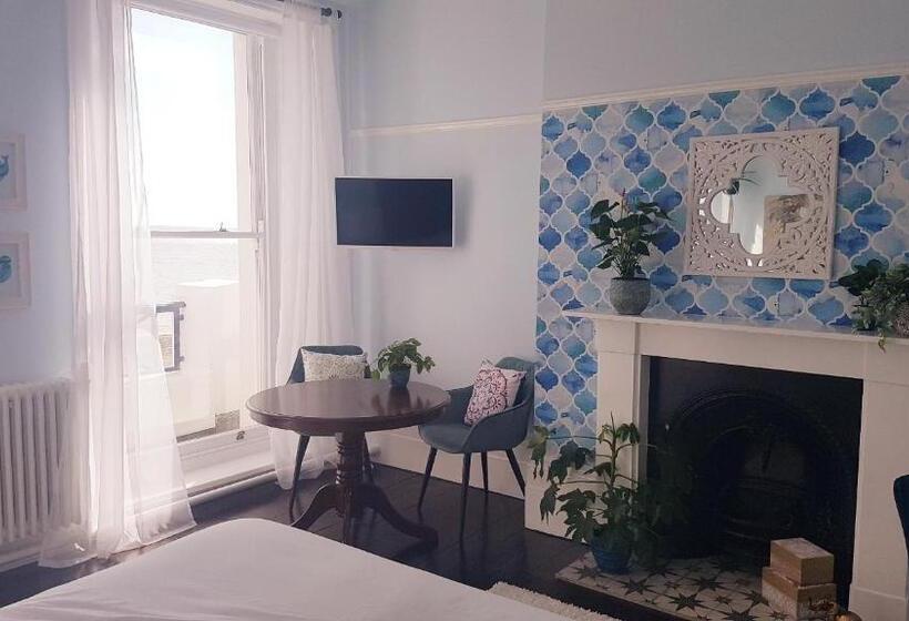اتاق لوکس با چشم‌انداز دریا, The Bank Hotel & Bistro
