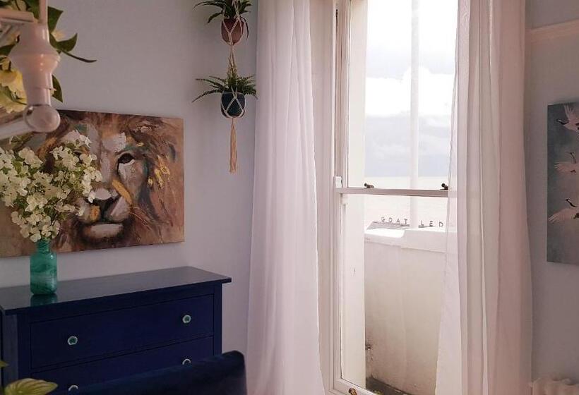 اتاق لوکس با چشم‌انداز دریا, The Bank Hotel & Bistro