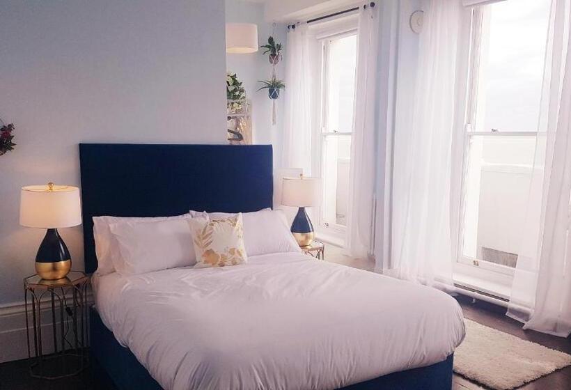 اتاق لوکس با چشم‌انداز دریا, The Bank Hotel & Bistro