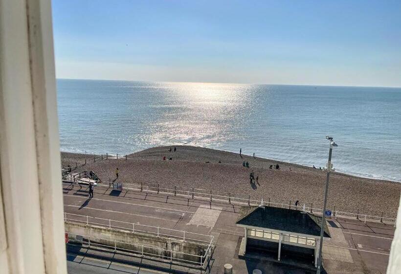 اتاق خانوادگی با چشم‌انداز دریا, The Bank Hotel & Bistro