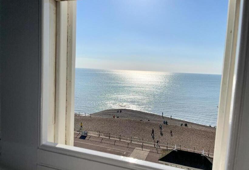 اتاق خانوادگی با چشم‌انداز دریا, The Bank Hotel & Bistro