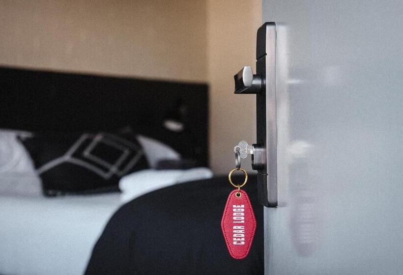 חדר משפחתי, Cedar Lodge