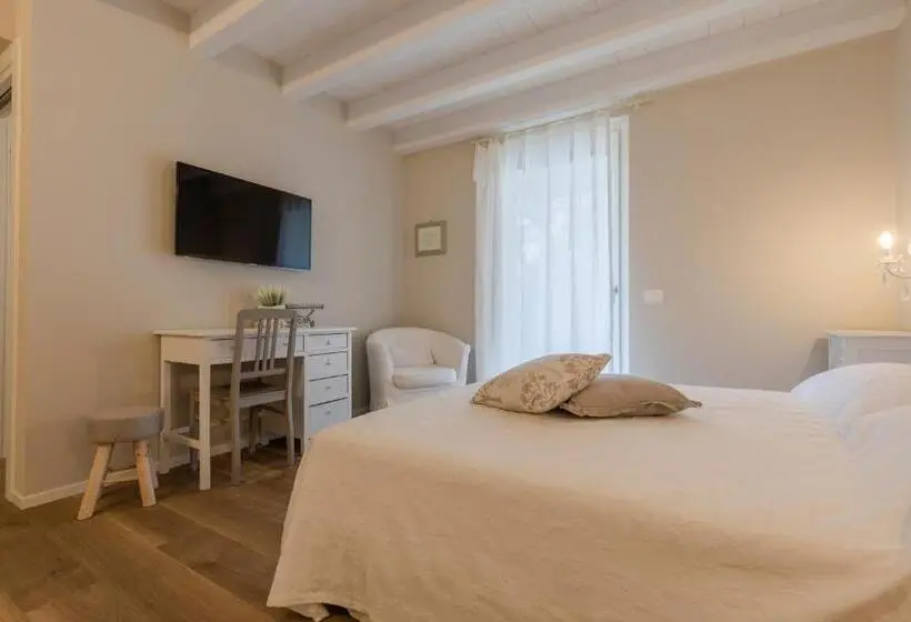 プールの見えるスタンダードトリプルルーム, Il Cantuccio Sul Garda   Relais Di Charme