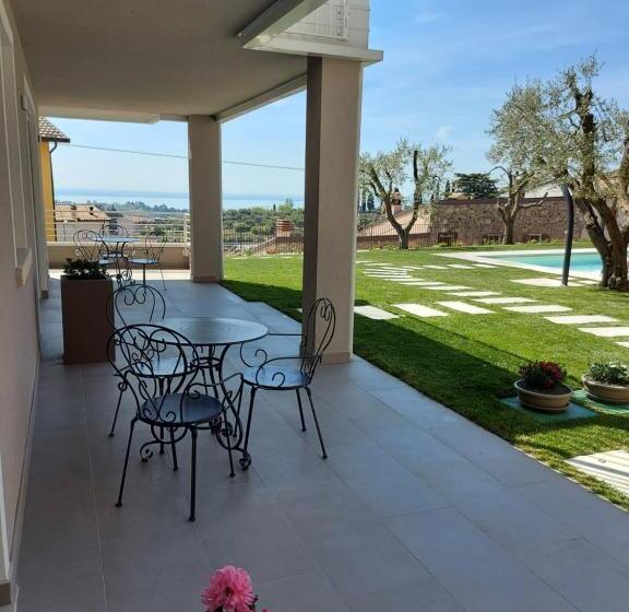 חדר סטנדרט לשלושה עם נוף לבריכה, Il Cantuccio Sul Garda   Relais Di Charme