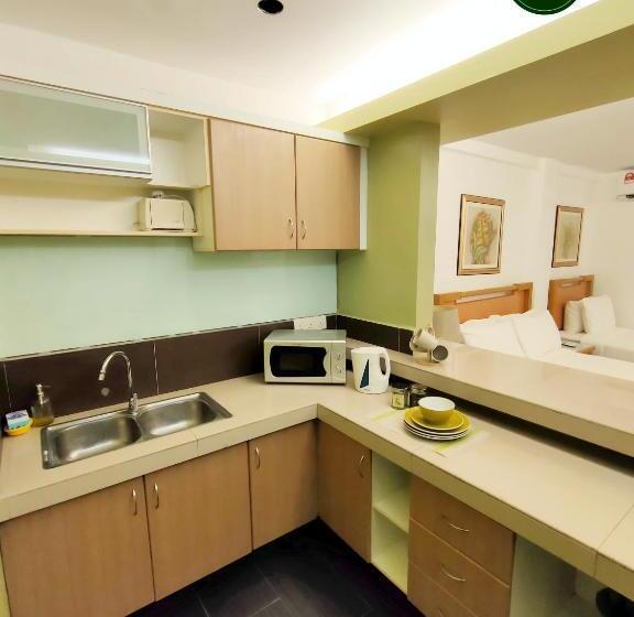 חדר סטנדרט לשלושה, Omar Bb Studio