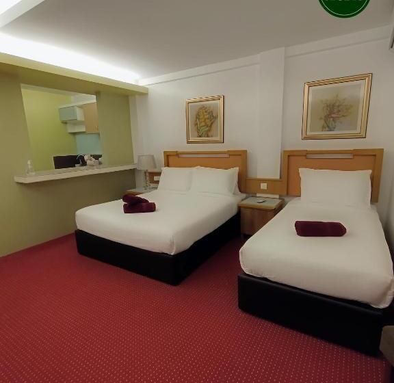 חדר סטנדרט לשלושה, Omar Bb Studio