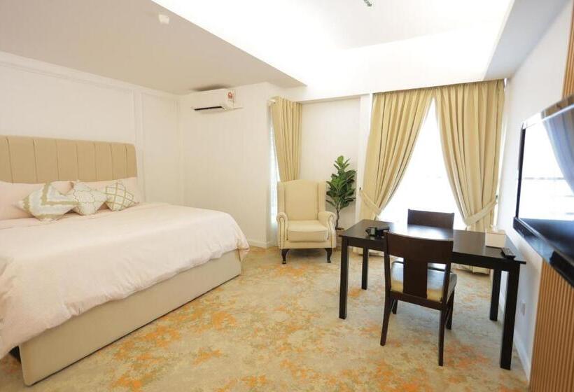 מיטת קינג בסוויטה, Omar Bb Studio