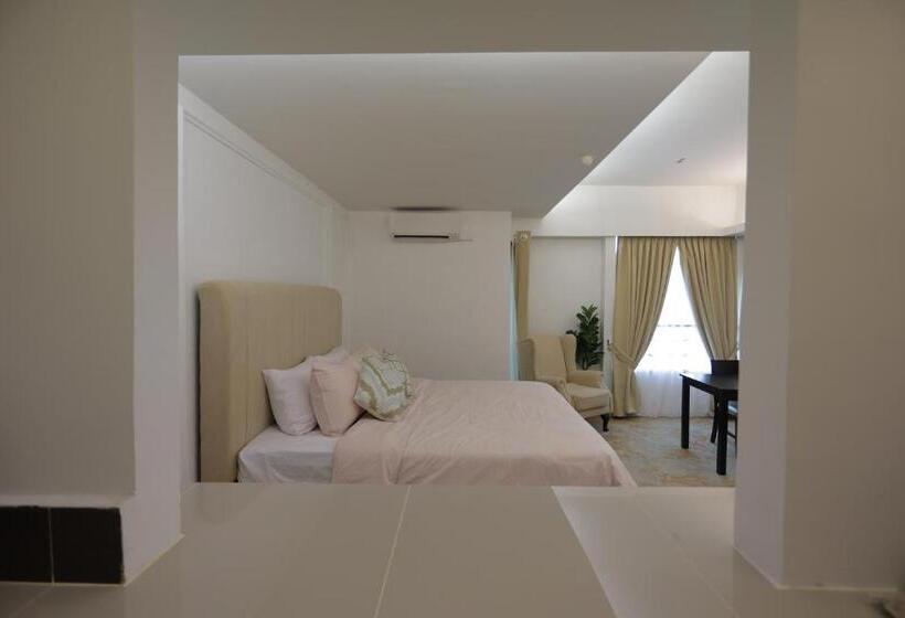 מיטת קינג בסוויטה, Omar Bb Studio