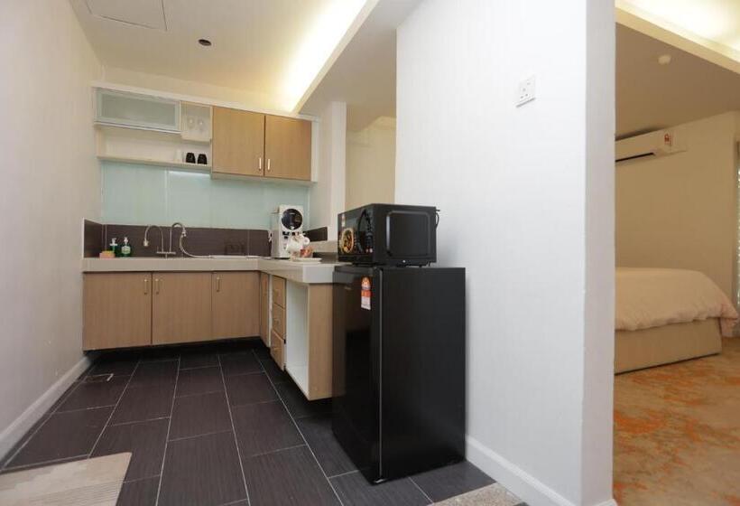 מיטת קינג בסוויטה, Omar Bb Studio