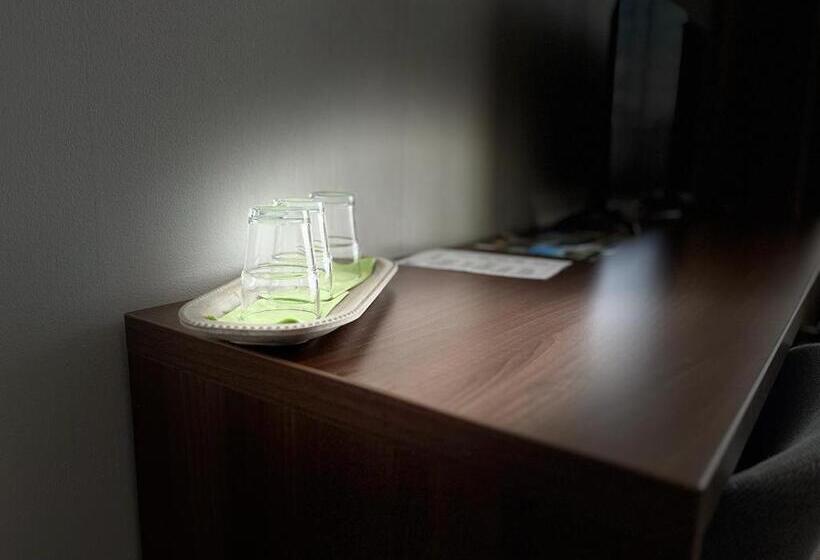 חדר אקזקיוטיב לשלושה, Rk