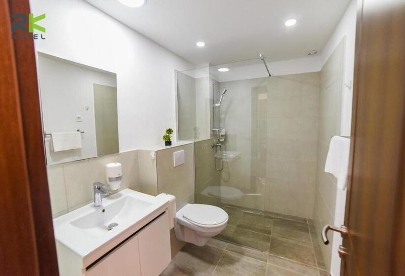 חדר אקזקיוטיב לשלושה, Rk