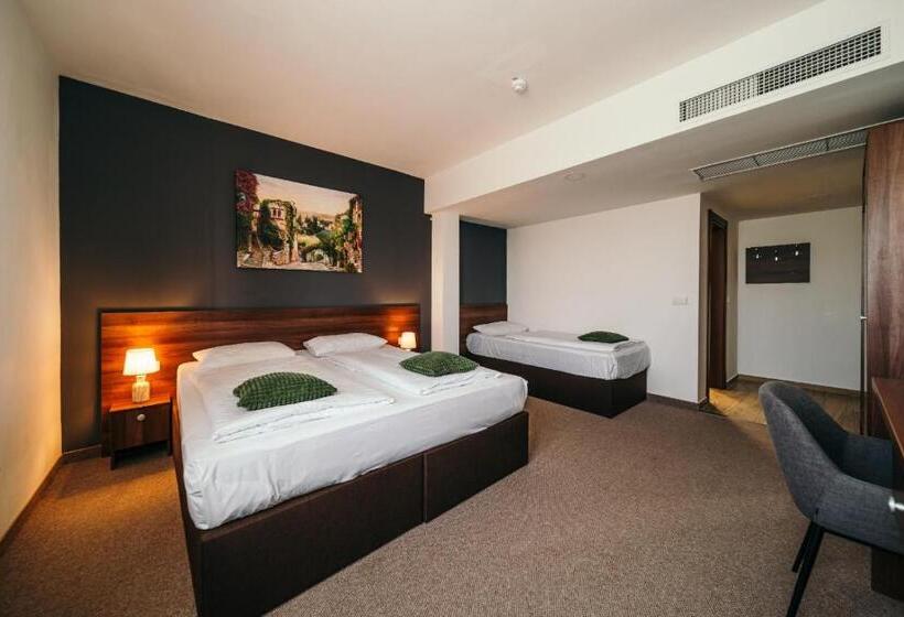 חדר אקזקיוטיב לשלושה, Rk