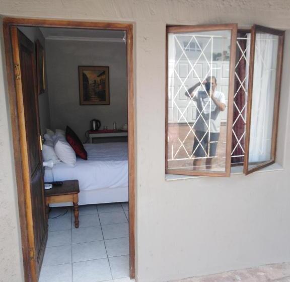 חדר סטנדרט, Dunbar Mello