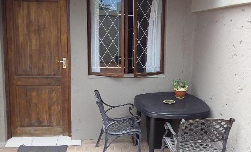 חדר סטנדרט, Dunbar Mello