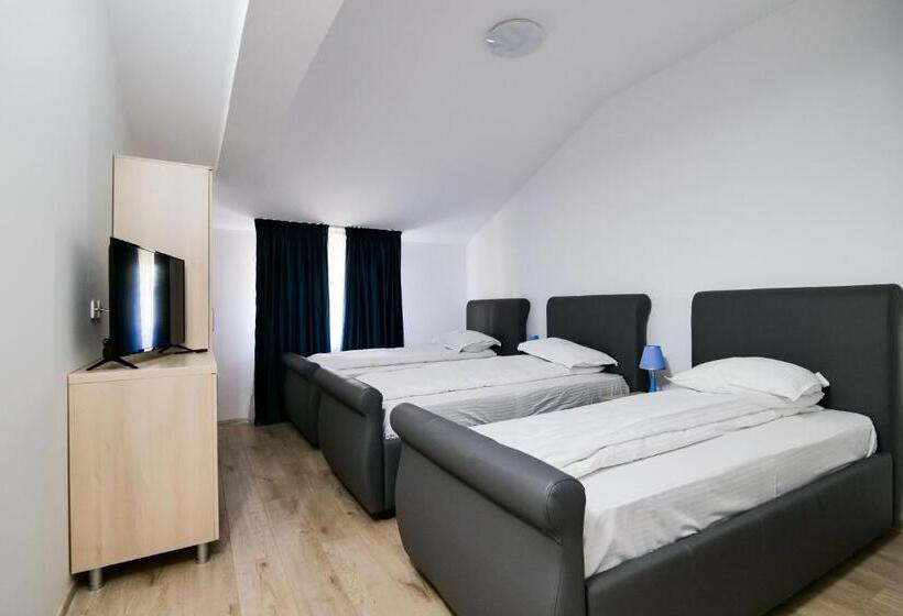 Camera Tripla Standard, Ema&zain