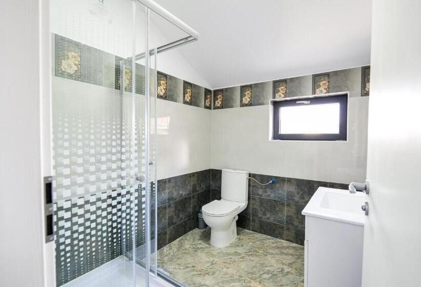 Camera Tripla Standard, Ema&zain