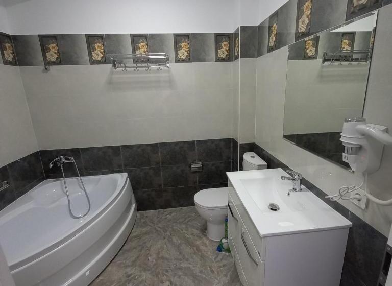 Camera Tripla Standard, Ema&zain