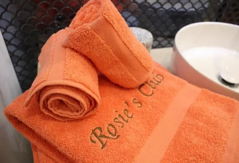 اتاق استاندارد, Rosie S Club