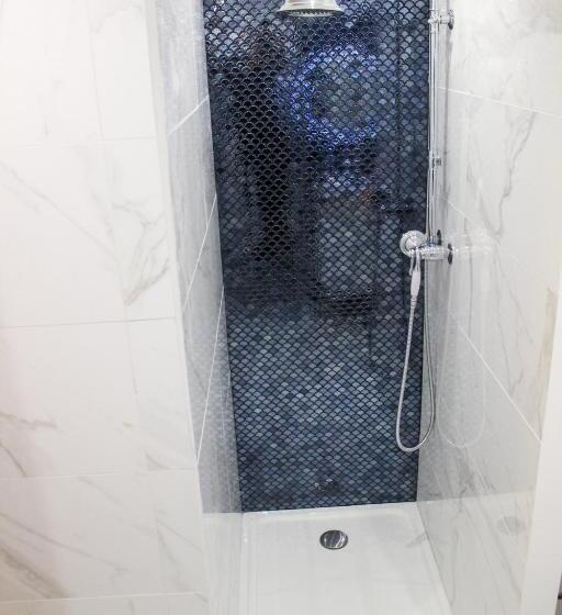 Quarto Estandar, Rosie S Club
