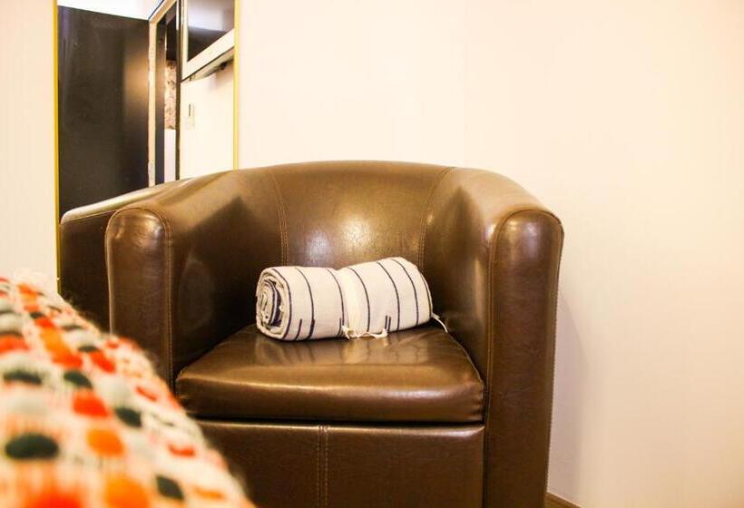 Quarto Estandar, Rosie S Club