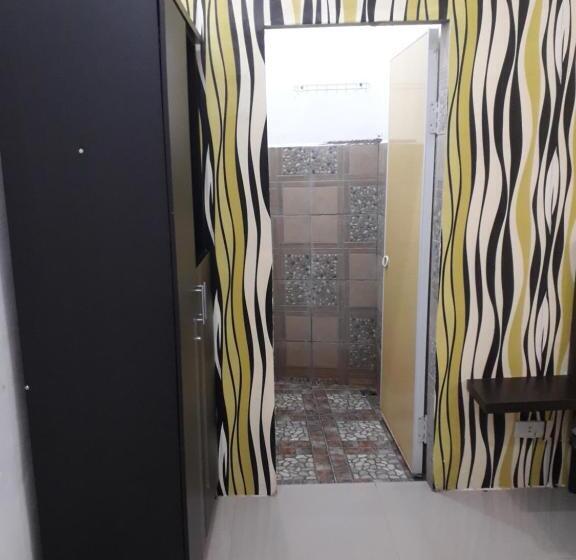 חדר סטנדרט לשלושה, Ahza Syariah