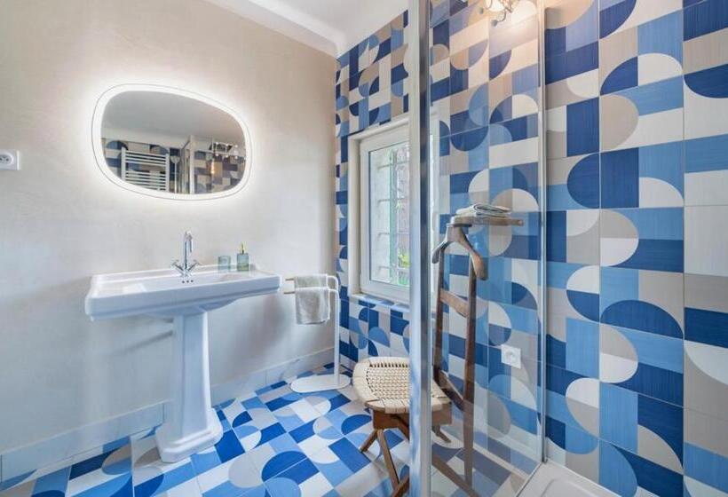 اتاق لوکس با چشم‌انداز دریا, Domaine Des Encourdoules