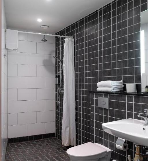 חדר משפחתי, Bishops Arms Koping