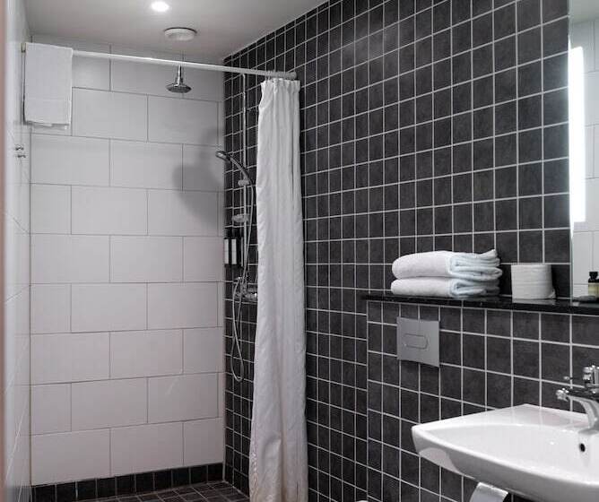 חדר משפחתי, Bishops Arms Koping