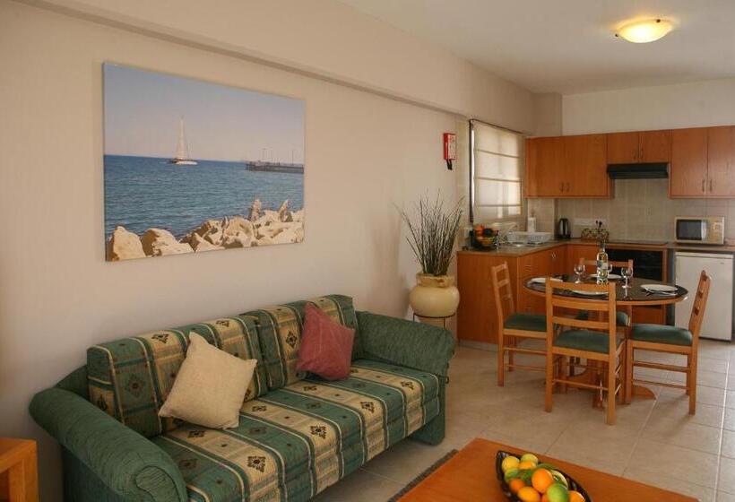 דירת חדר, Club Aphrodite